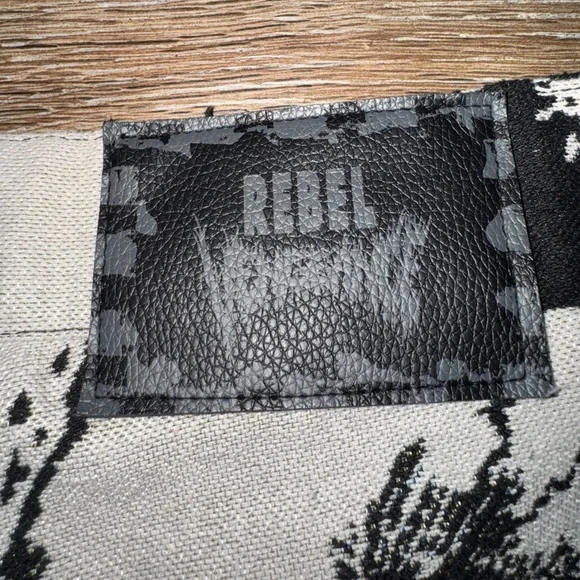 RARE🖤Rebel Vengeance Black and White Tapestry Skeleton Shorts Size 36💀LIKE NEW - Picture 4 of 9